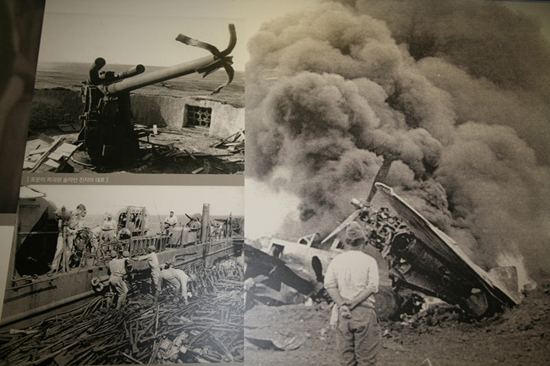 2차대전이 끝나고 제주도에 진주한 미군이 일본군 무기를 폭파시키는 장면을 촬영한 사진.