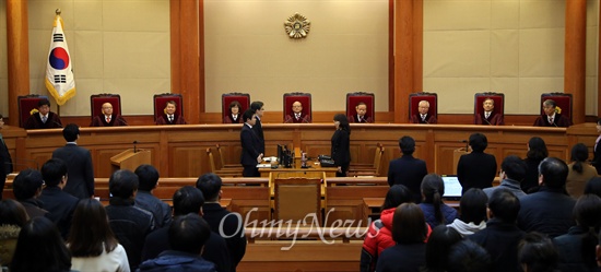 2014년 12월 19일 오전 서울 종로구 헌밥재판소에서 진행된 통합진보당에 대한 정당해산심판을 위해 재판관들이 입장해 있다.