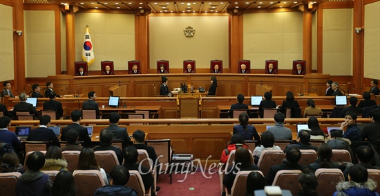 19일 오전 서울 종로구 헌밥재판소에서 진행된 통합진보당에 대한 정당해산심판을 위해 재판관들이 입장해 있다.