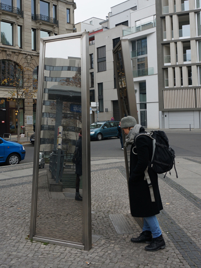 유대인 관련 거울 기념비. 이처럼 베를린 곳곳에선 역사를 만날 수 있다.