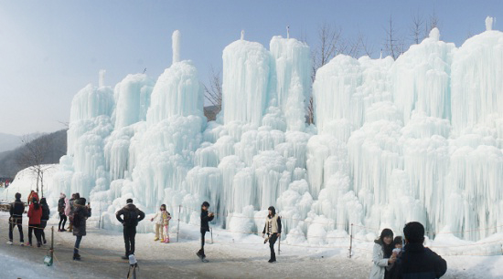 칠갑산 얼음분수 축제장 앞에서 관광객들이 사진을 찍고 있다.