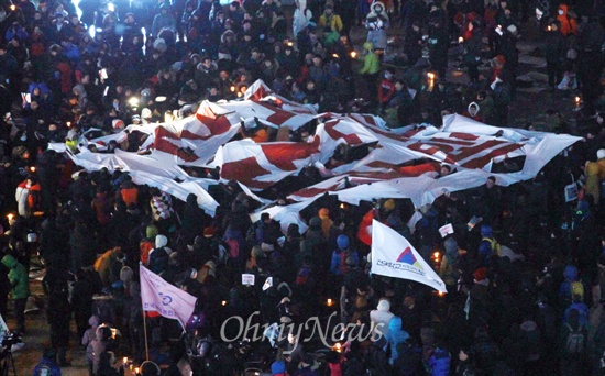 19일 오후 서울 중구 서울시청광장에서 열린 '박근혜 2년 못살겠다! 다 모여라!  국민촛불' 집회에서 참석자들이 박근혜 정부의 2년 동안 벌어진 민생파탄과 민주주의 파괴, 노동탄압 등을 규탄하며 '박근혜 2년'이라고 적힌 대형현수막을 찢는 상징의식을 벌이고 있다.