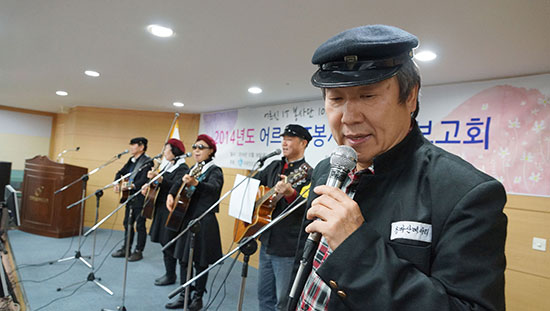 '용마산메아리' 노인통키타 싱어즈들의 추억의 멜로디 연주