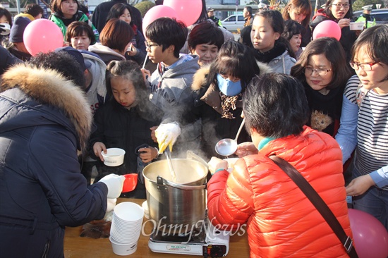 친환경무상급식지키기 경남운동본부가 19일 오후 창원 만남의 광장에서 "우리 아이 밥그릇 지키지 한마음 대행진"을 연 뒤 경남도청 앞까지 거리행진했다. 사진은 참가자들한테 먹을거리를 나눠주는 모습.