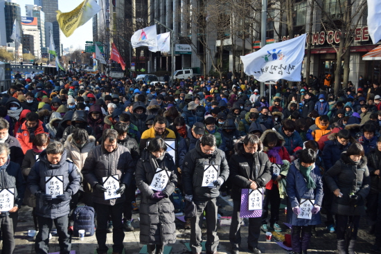 한국진보연대 회원 2천여 명이 20일 오후 서울시 중구 청계광장에서 '민주주의 사형선고 박근혜독재 퇴진! 민주수호 국민대회'에서 묵념을 하고 있다.