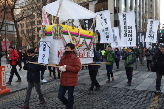 20일 오후 서울시 중구 청계광장에서 진행된 '민주주의 사형선고 박근혜독재 퇴진! 민주수호 국민대회'에서 한국진보연대 회원들이 행진을 하고 있다.