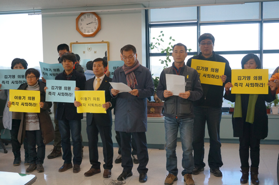지난 5일 강릉지역 시민단체와 야당들이 강릉시청 프레스센터에서 기자회견을 갖고 불법거소투표와 관련된 이용기 강릉시의회 의장과 김기영 시의원의 사퇴를 촉구하고 있다.