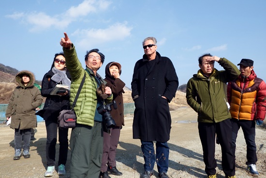  영주댐 공사 현장에서 설명을 듣고 있는 맷 콘돌프 교수