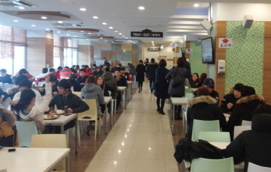 외부업체가 입점한 학생 식당에 학생들로 가득하다.