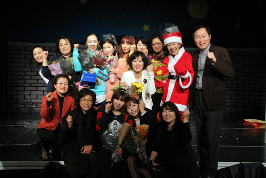 성남시 미혼모자 공동가정 '새롱이새남이집'에서 생활하고 있는 '싱글맘'들이 기관 자원봉사자들과 함께 '크리스마스의 축복'을 공연했다.