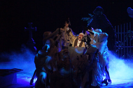 대구시립극단의 뮤지컬 크리스마스 캐롤의 한 장면.
