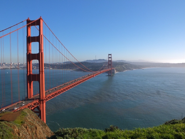 1844년 존 프레몬트가 '골든 게이트'라 불리는 샌프란시스코 만의 이름을 따서 지었다. 1937년 개통되었으며 샌프란시스코 시와 마린카운티를 연결해 준다.