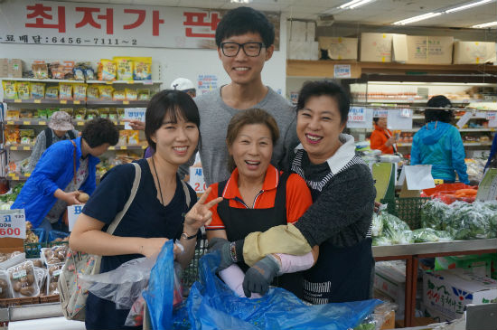 동대문구 경동시장의 상인들과 대학생들