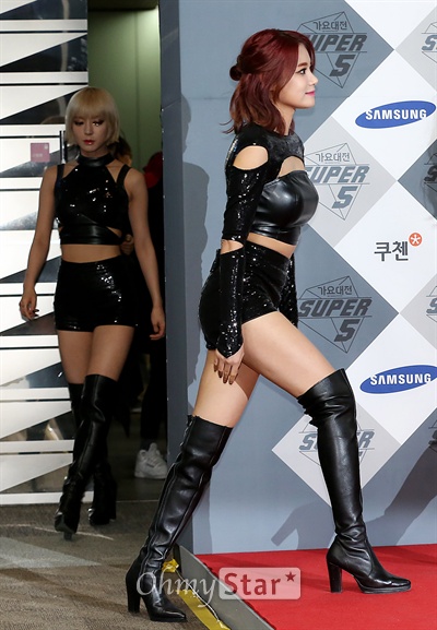 'SBS가요대전' AOA, 볼륨감넘치는 냥이들 걸그룹 AOA가 21일 오후 서울 삼성동 코엑스에서 열린 < SBS 가요대전 포토월 >에서 입장을 하고 있다.