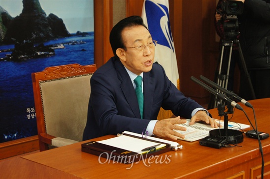 김관용 경북도지사가 22일 오전 송년기자간담회를 갖고 지난 1년동안의 성과와 오는 2015년의 도정방향에 대해 설명했다.