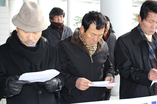 전남지역시민사회단체는 22일 기자회견을 열고 박근혜 독재정권에 맞서 민주주의를 지키자고 호소했다.