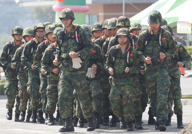 훈련을 받고 있는 타이완 군 신병들.