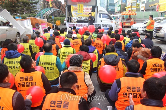  '공적연금 강화를 위한 경남공동투쟁본부'는 23일 오후 새누리당 경남도당 앞에서 "158 타도, 공적연금 사수, 간부 결의대회"를 열었다.