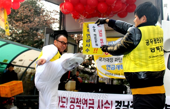  진민용 경남도교육청공무원노동조합 사무처장이 23일 오후 새누리당 경남도당 앞에서 '공적연금 강화를 위한 경남공동투쟁본부' 주최로 열린 "158 타도, 공적연금 사수, 간부 결의대회"에서 발차기를 선보이고 있다.