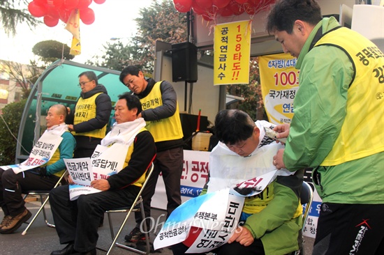  '공적연금 강화를 위한 경남공동투쟁본부'는 23일 오후 새누리당 경남도당 앞에서 "158 타도, 공적연금 사수, 간부 결의대회"를 열었다. 간부들이 삭발식을 하고 있다.