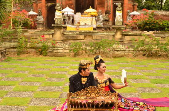 발리의 신랑, 신부가 화려한 전통예복을 입고 결혼사진을 찍고 있다.
