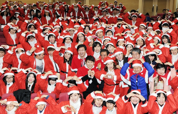 수원시청 대강당에서 열린 산타발대식에 모인 산타들
