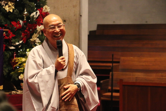 24일, 경동교회의 성탄전야 예배에 참석한 법륜 스님. “성탄의 기쁨이 고통받는 이들에게도 함께 하길 바란다”는 성탄 메시지를 전했다. 