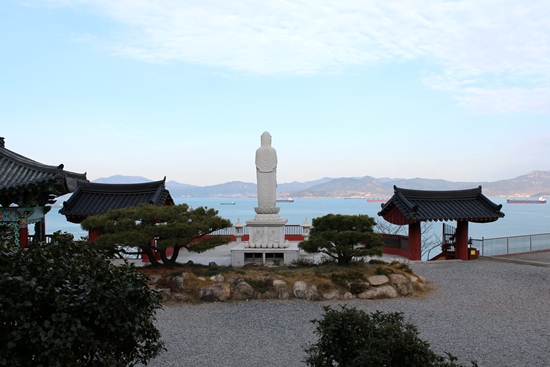  절집, 여수 용월사 무량광전에서 본 해수 관세음보살과 바다 풍경입니다.