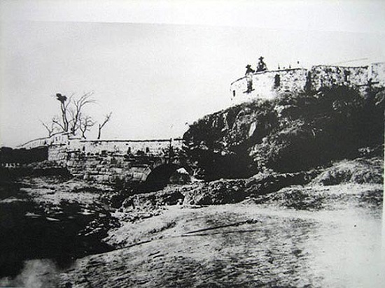 1876년, 강화도조약 체결 당시 일본 변리사절단의 일원이었던 가와다 키이치가 찍은 갑곶돈대의 모습.