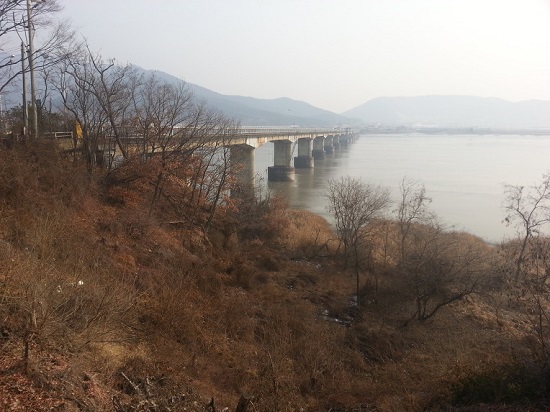 원래 갑곶돈대는 구강화대교가 들어서있는 언덕에서부터 현 갑곶돈대까지 이어져 있었다.