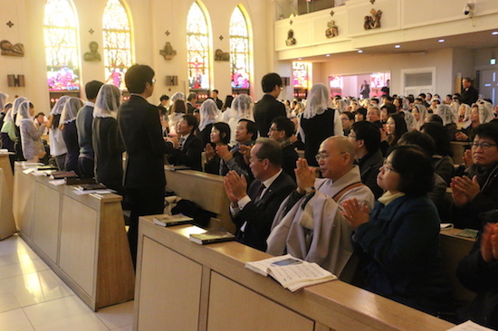 법륜 스님과 박남수 교령이 세례자들을 박수로 축하해 주고 있다 