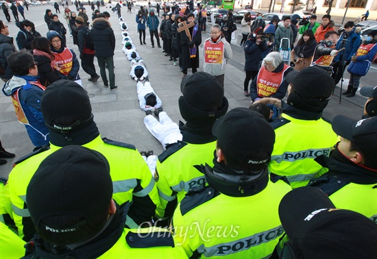 오체투지행진단 "무기없이 가장 낮은 자세 행진 왜 막냐"  