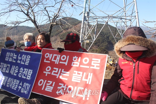  한국전력공사가 오는 28~29일 '신고리-북경남 765kV 송전선' 시험송전에 들어갈 예정인 가운데, 밀양765kV송전탑반대대책위는 26일 밀양시 상동면 고정리 370번지에 있는 '115번 철탑' 앞에서 "송전 저지 농성"에 들어갔다.