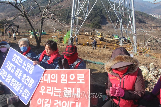  한국전력공사가 2014년 12월 28일 '신고리-북경남 765kV 송전선' 시험송전을 앞둔 가운데 밀양765kV송전탑반대대책위가 26일부터 밀양시 상동면 고정리 370번지에 있는 '115번 철탑' 앞에서 "송전 저지 농성"을 벌이고 있다.