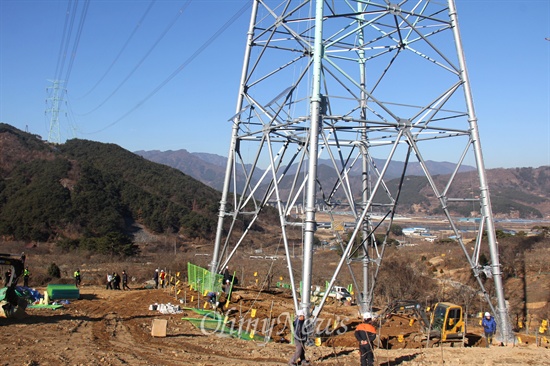  한국전력공사가 오는 28~29일 '신고리-북경남 765kV 송전선' 시험송전에 들어갈 예정인 가운데, 밀양765kV송전탑반대대책위는 26일 밀양시 상동면 고정리 370번지에 있는 '115번 철탑' 앞에서 "송전 저지 농성"에 들어갔는데, 한전 관계자들이 철탑 아래에 철테펜스를 설치하고 있다.