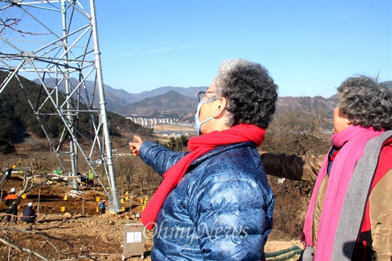  한국전력공사가 오는 28~29일 '신고리-북경남 765kV 송전선' 시험송전에 들어갈 예정인 가운데, 26일 밀양시 상동면 고정리 370번지에 있는 '115번 철탑' 아래에서 주민들이 한전 관계자들한테 삿대질을 하며 욕설을 퍼붓고 있다.