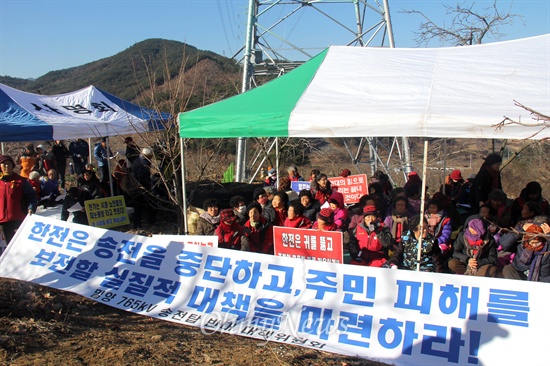  한국전력공사가 오는 28~29일 '신고리-북경남 765kV 송전선' 시험송전에 들어갈 예정인 가운데, 26일 밀양시 상동면 고정리 370번지에 있는 '115번 철탑' 아래에서 주민들이 농성에 들어갔다.