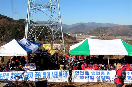 한국전력공사가 오는 28~29일 '신고리-북경남 765kV 송전선' 시험송전에 들어갈 예정인 가운데, 26일 밀양시 상동면 고정리 370번지에 있는 '115번 철탑' 아래에서 주민들이 농성에 들어갔다.