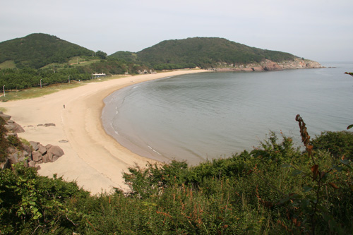 천혜의 섬이라 불리는 굴업도의 일부 모습. 문민정부는 이 섬에 핵 폐기물 처분장을 만들려 했다. <시사인천 자료사진>