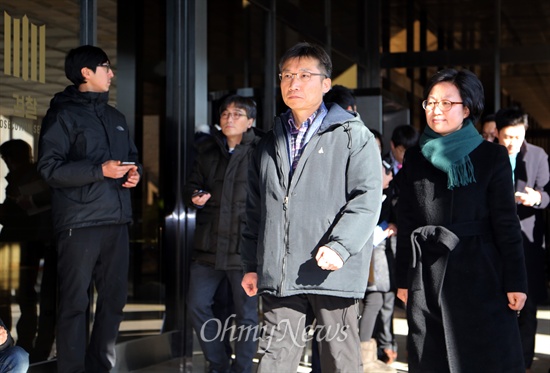 주체사상 학습서인 '강철서신'의 저자이자 북한 인권운동가인 김영환 북한민주화네트워크 연구위원을 허위사실에 의한 명예훼손 혐의로 고소한 이상규, 김미희 전 통합진보당 의원이 26일 오후 서울중앙지검에 출석하고 있다. 김영환씨는 헌법재판소에서 열린 통합진보당 해산심판 청구 공개변론에 법무부측 증인으로 출석해 "95년 지방선거 당시 두 의원에게 북한으로부터 91년 밀입북 당시 지원받은 41만 달러 등으로 조성된 자금 500만 원씩 지급했다"고 밝힌 바 있다.