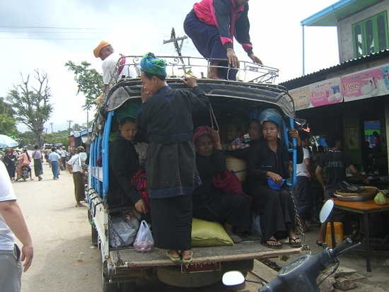 따웅지 시장에서 빠오족을 실은 라인까, 라인까에는 미얀마 서민들의 삶이 실려 있다.