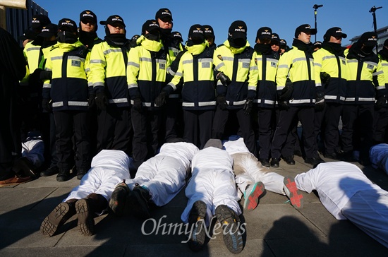 비정규직법 폐기 오체투지 행진단 26일 서울 광화문 광장에서 청와대까지 행진하려던 비정규직법 폐기 오체투지 행진단이 경찰에 가로막혀 있다. 