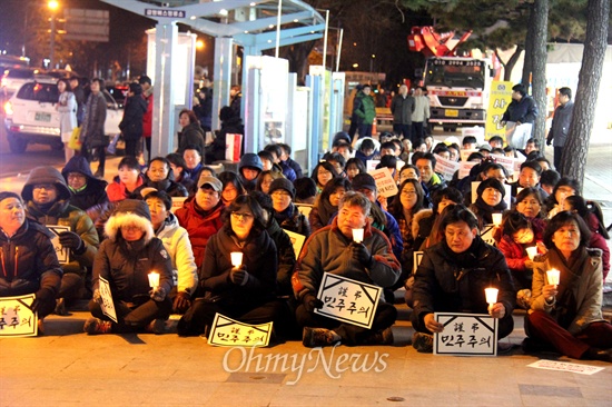 경남진보연합은 시민 100여명이 참석한 가운데 26일 저녁 창원 정우상가 앞에서 “민주주의 부활 촛불문화제”를 열고 2km 정도 거리에 있는 상남동 분수광장 앞까지 거리행진했다.