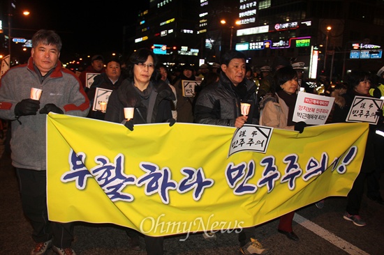 경남진보연합은 시민 100여명이 참석한 가운데 26일 저녁 창원 정우상가 앞에서 “민주주의 부활 촛불문화제”를 열고 2km 정도 거리에 있는 상남동 분수광장 앞까지 거리행진했다.