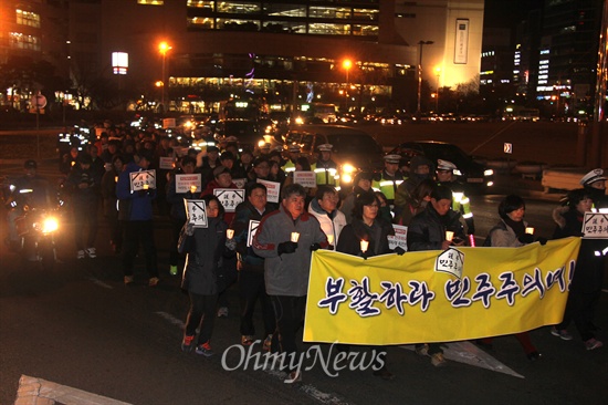 경남진보연합은 시민 100여명이 참석한 가운데 26일 저녁 창원 정우상가 앞에서 “민주주의 부활 촛불문화제”를 열고 2km 정도 거리에 있는 상남동 분수광장 앞까지 거리행진했다.