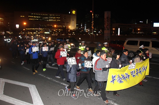 경남진보연합은 시민 100여명이 참석한 가운데 26일 저녁 창원 정우상가 앞에서 “민주주의 부활 촛불문화제”를 열고 2km 정도 거리에 있는 상남동 분수광장 앞까지 거리행진했다.