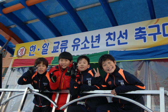 2014 중랑 스피존배 한일 교류 유소년 친선축구대회 친선경기를 지켜보는 신묵초 축구부 선수들