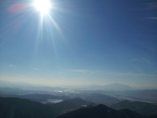 서대에서 바라본 금오산과 낙동강 풍경 그다지 높지 않은 산이지만 멀리 바라다보이는 대자연의 풍경들을 통해 아도화상은 불교의 확산을 예상하며 도리사 냉산의 금수굴에서 입적하지 않았을까. 