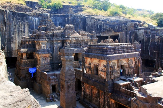 7세기부터 9세기 사이에 조성. 약 2km에 걸쳐 불교, 힌두교, 자이나교 석굴이 늘어서 있다.  
