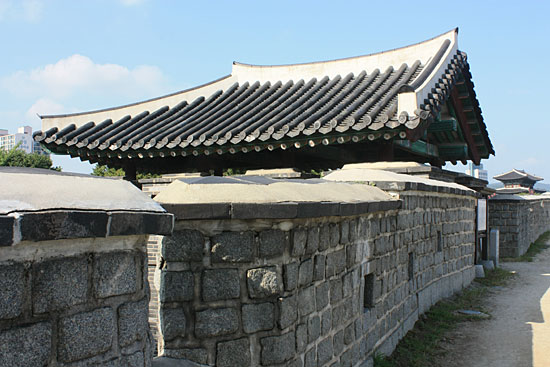 지붕의 양식이 특이하다. 성 안쪽은 맞배지붕이고, 성 밖은 우진각 지붕형태이다.